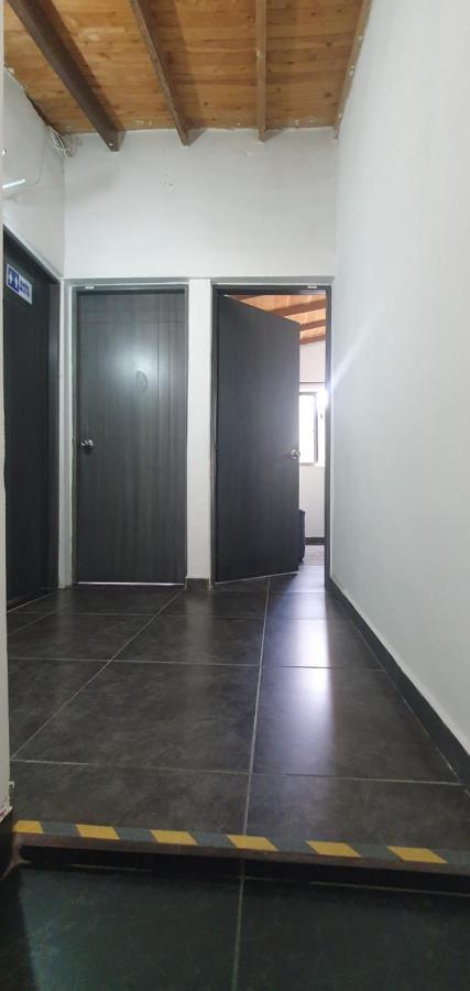 Hostel Metro Floresta Alojamiento Medellín Extérieur photo