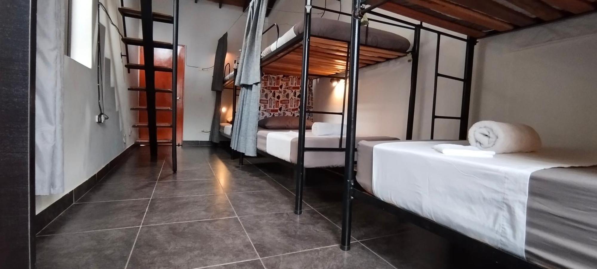 Hostel Metro Floresta Alojamiento Medellín Extérieur photo