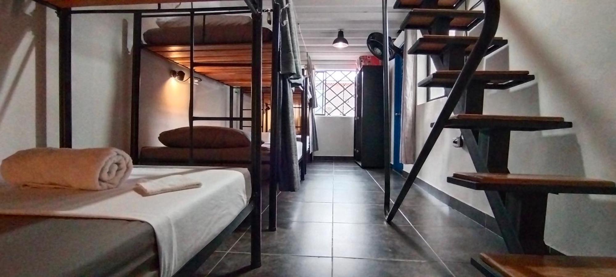 Hostel Metro Floresta Alojamiento Medellín Extérieur photo